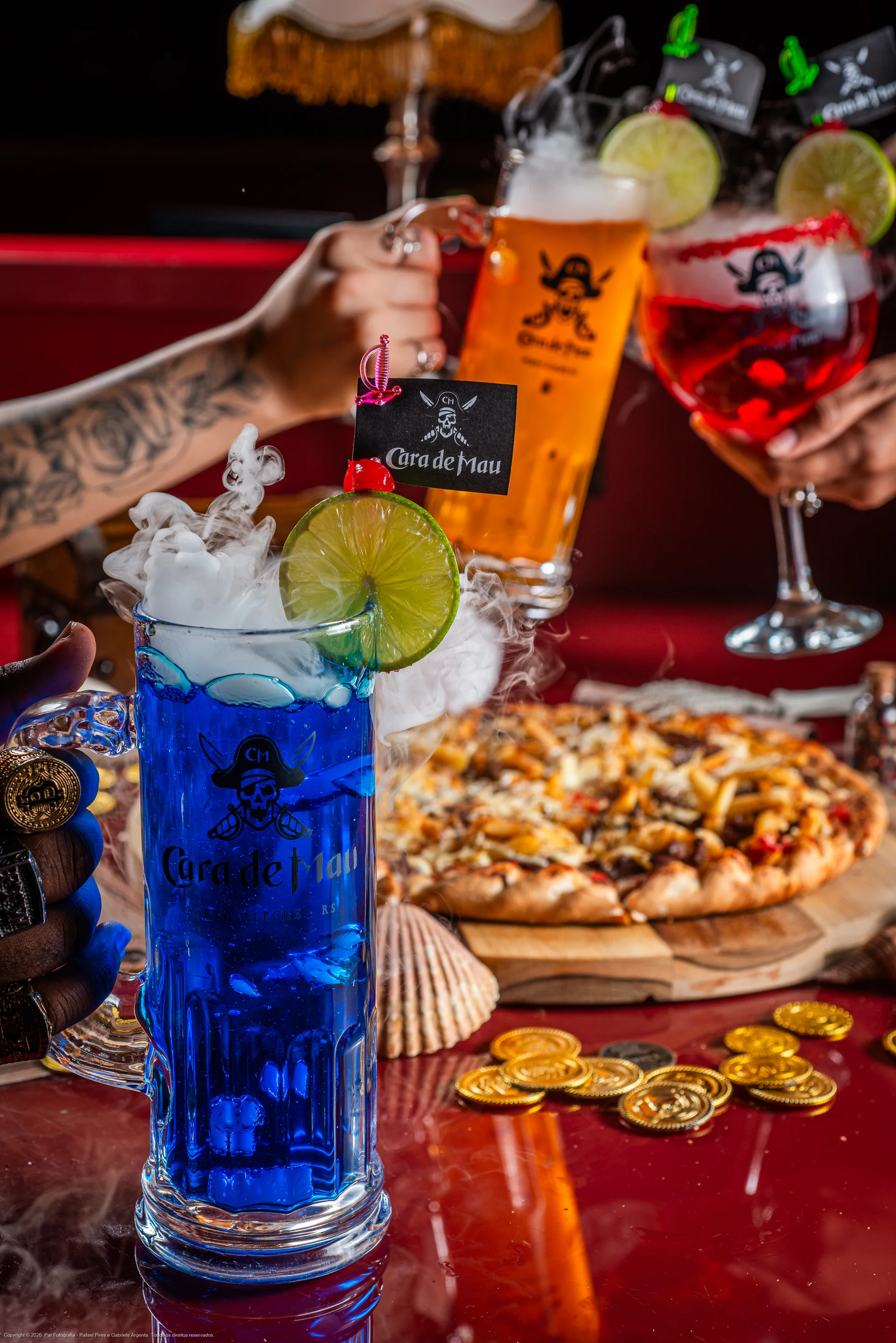 Drinks coloridos servidos junto de uma pizza