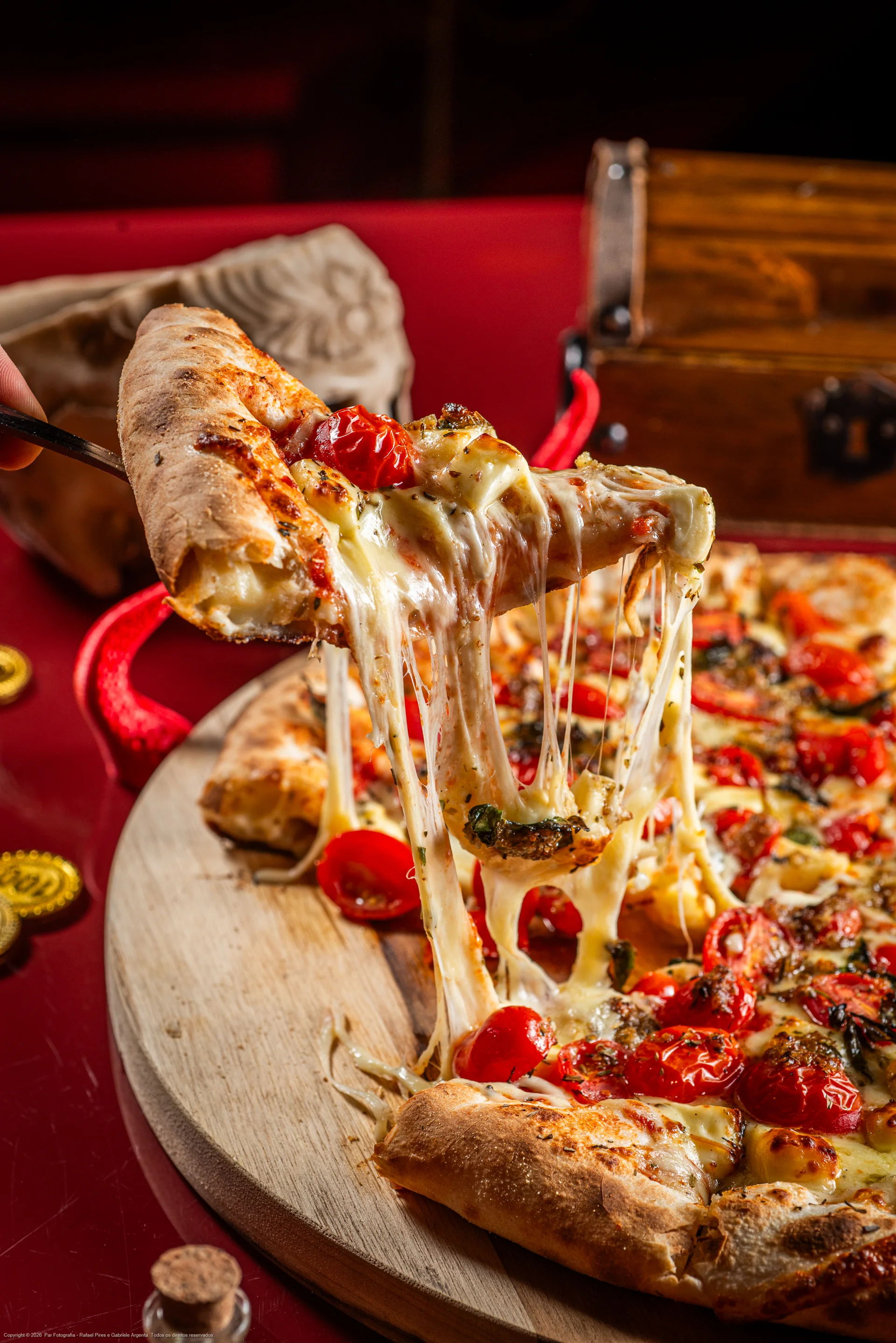 Pizza da casa com queijo derretido em ambiente pirata