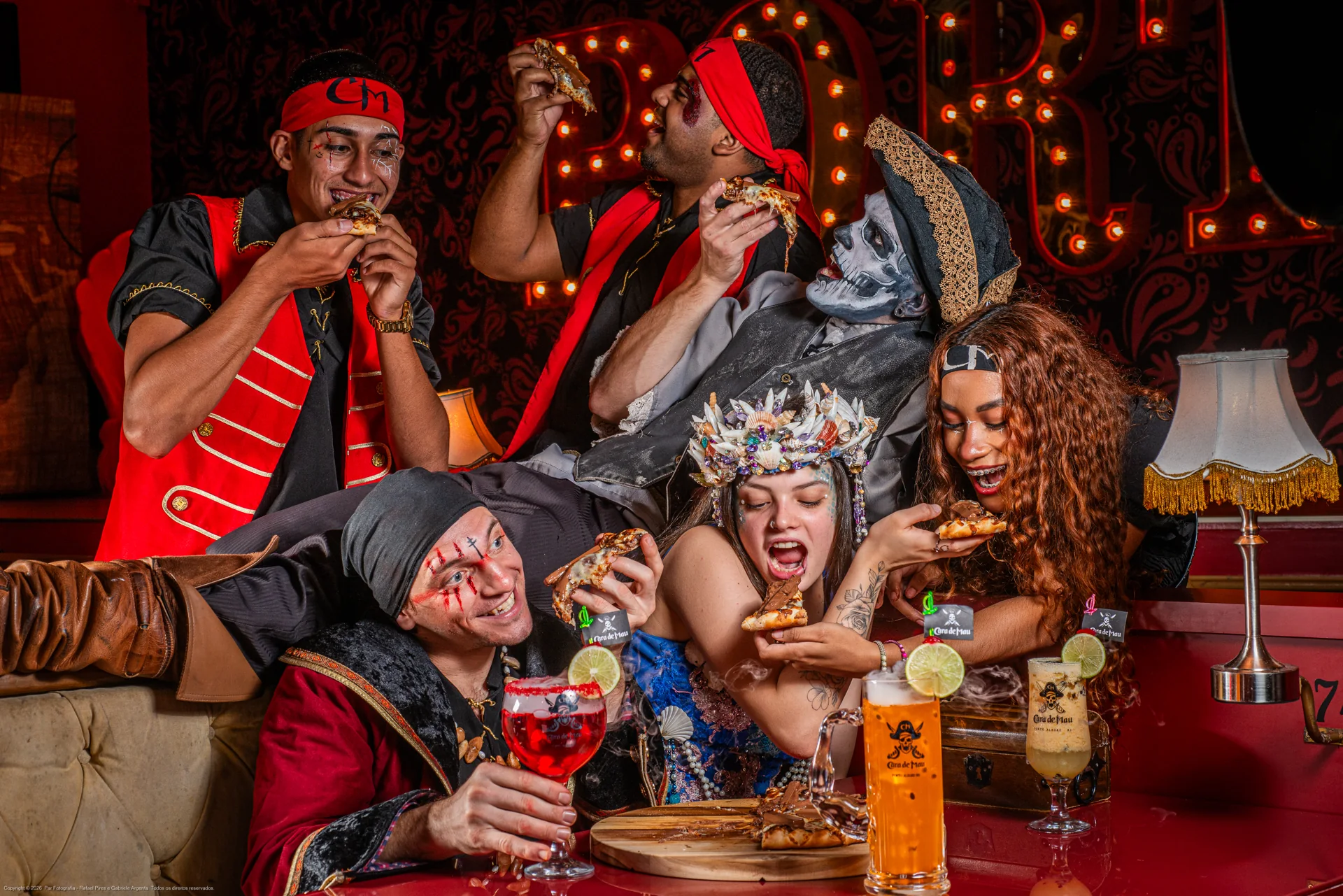 Personagens piratas à mesa no Cara de Mau